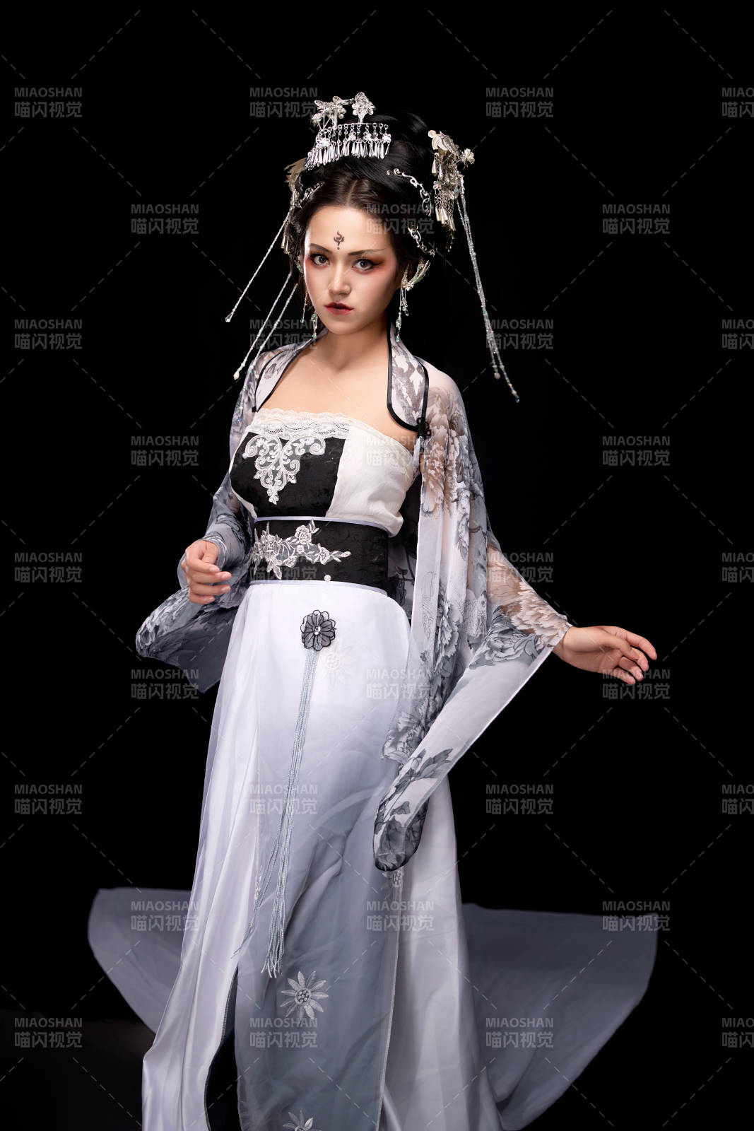 穿著古裝仙俠服飾的東方女性