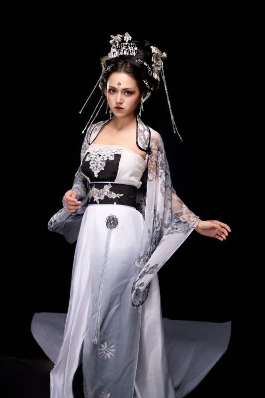 穿着古装仙侠服饰的东方女性