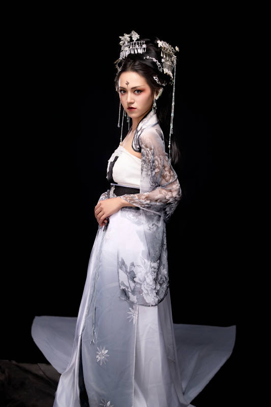 穿着古装仙侠服饰的东方女性