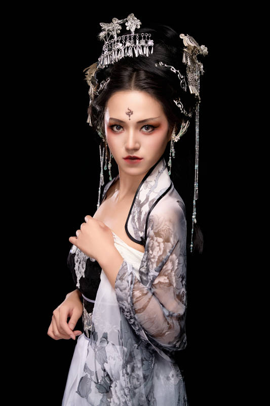 穿着古装仙侠服饰的东方女性