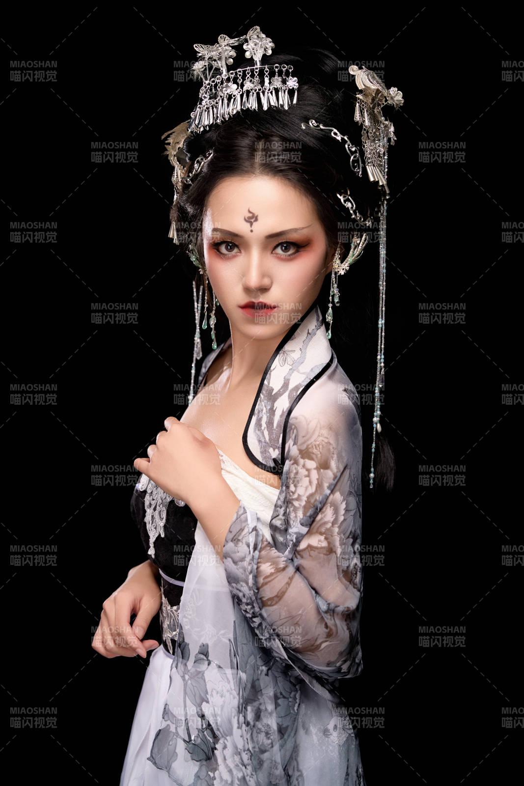 穿著古裝仙俠服飾的東方女性