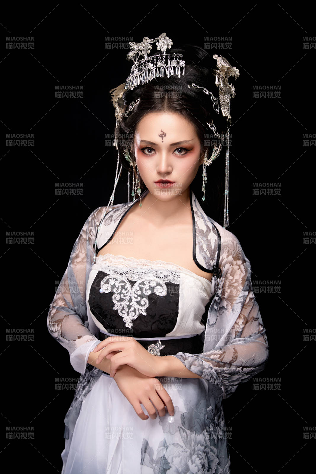 穿著古裝仙俠服飾的東方女性