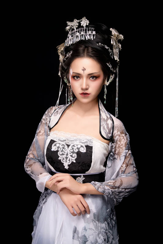 穿着古装仙侠服饰的东方女性