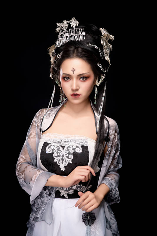 穿着古装仙侠服饰的东方女性