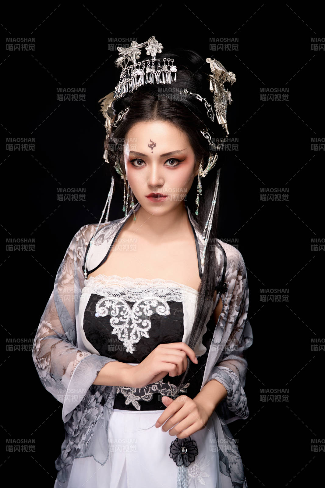 穿著古裝仙俠服飾的東方女性