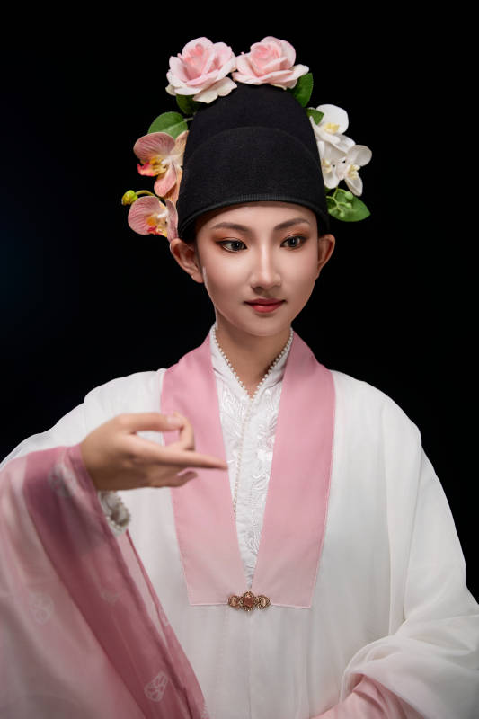 身着中国传统粤剧戏曲反串装扮的青年女性