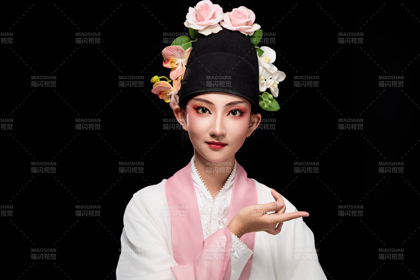 身著粵劇戲曲反串裝扮手持折扇的青年女性