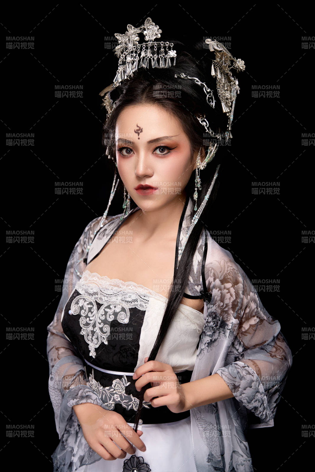 穿著古裝仙俠服飾的東方女性