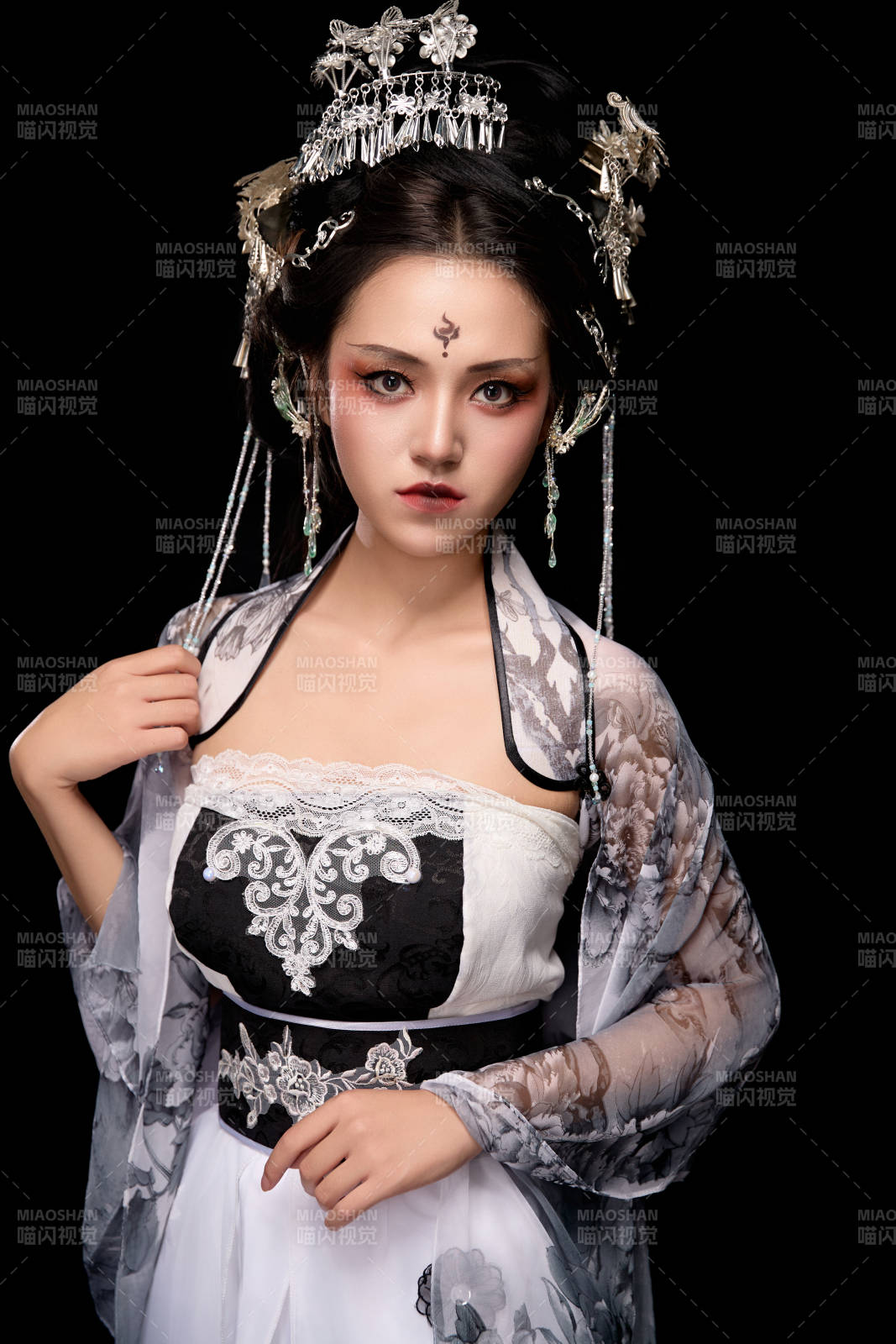 穿著古裝仙俠服飾的東方女性