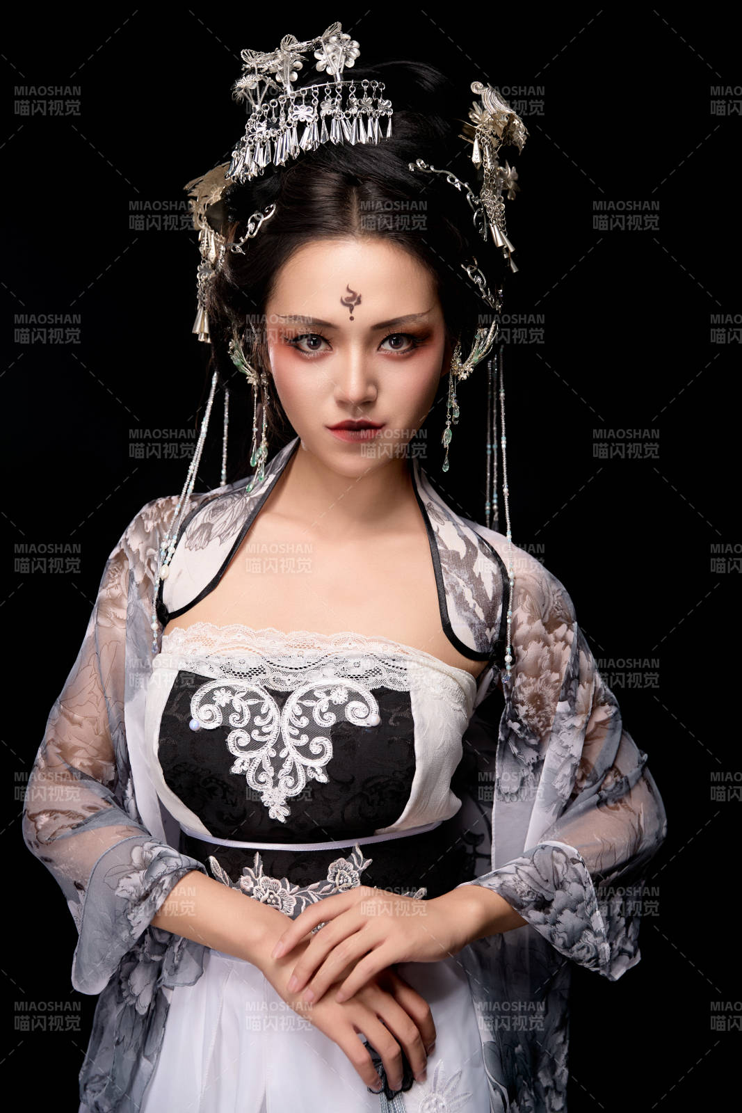 穿着古装仙侠服饰的东方女性