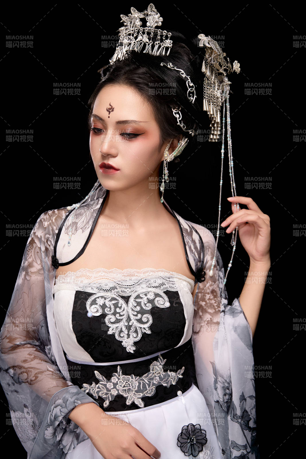 穿着古装仙侠服饰的东方女性