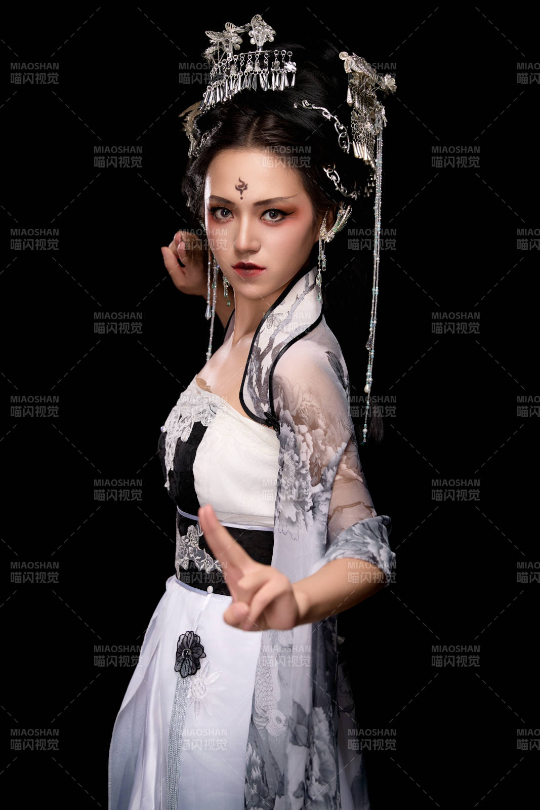 穿著古裝仙俠服飾的東方女性