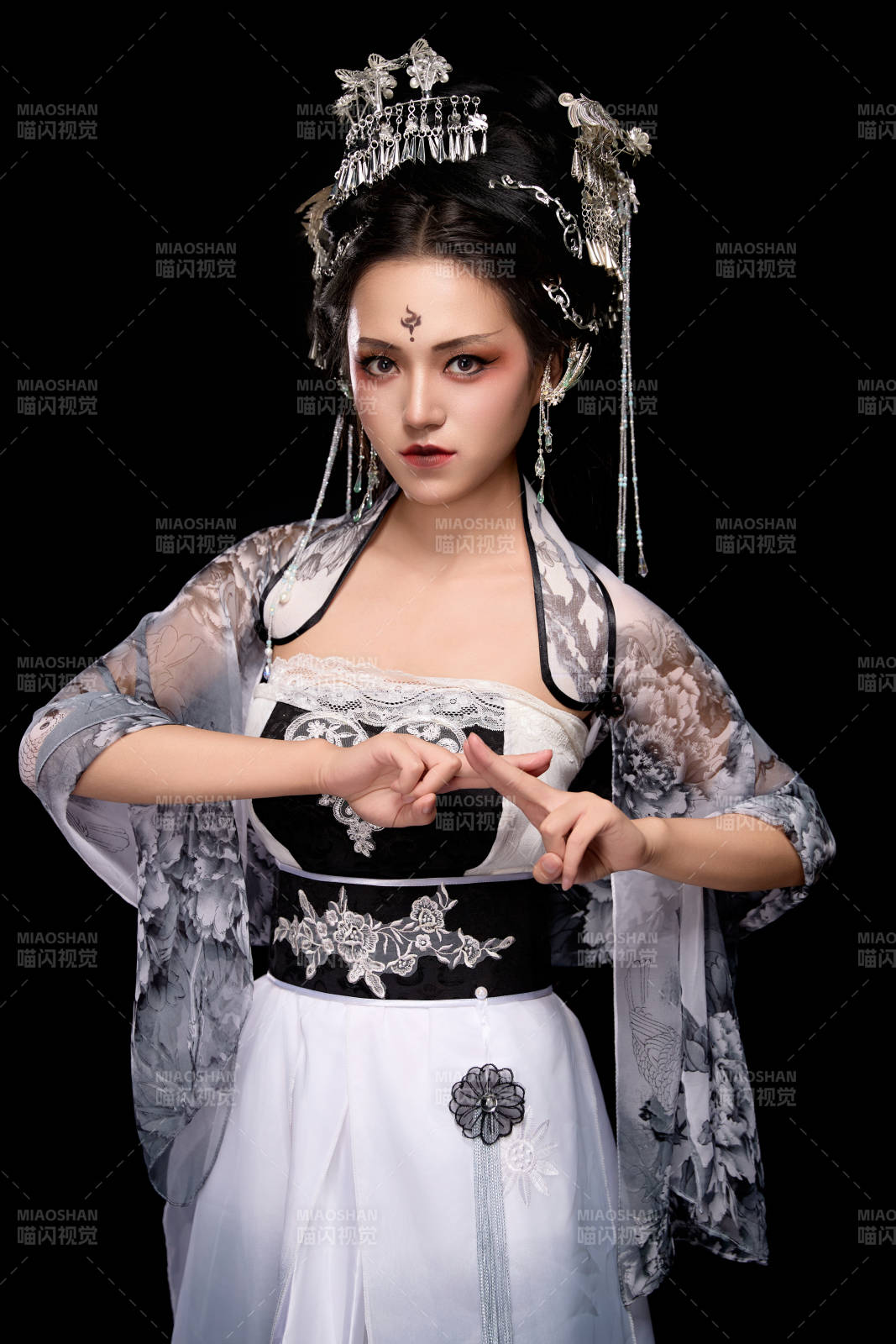 穿著古裝仙俠服飾的東方女性