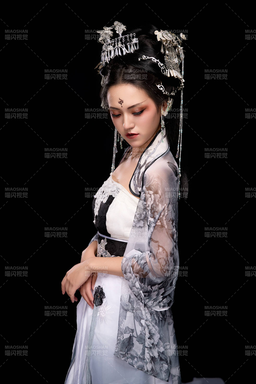 穿著古裝仙俠服飾的東方女性