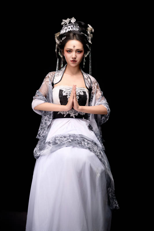 坐在木桌上穿着古装仙侠服饰的东方女性