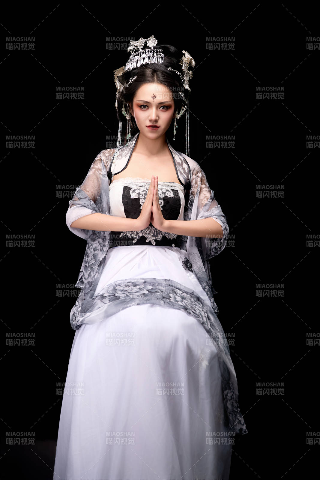 坐在木桌上穿着古装仙侠服饰的东方女性