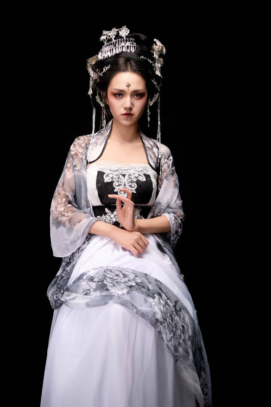 坐在木桌上穿着古装仙侠服饰的东方女性