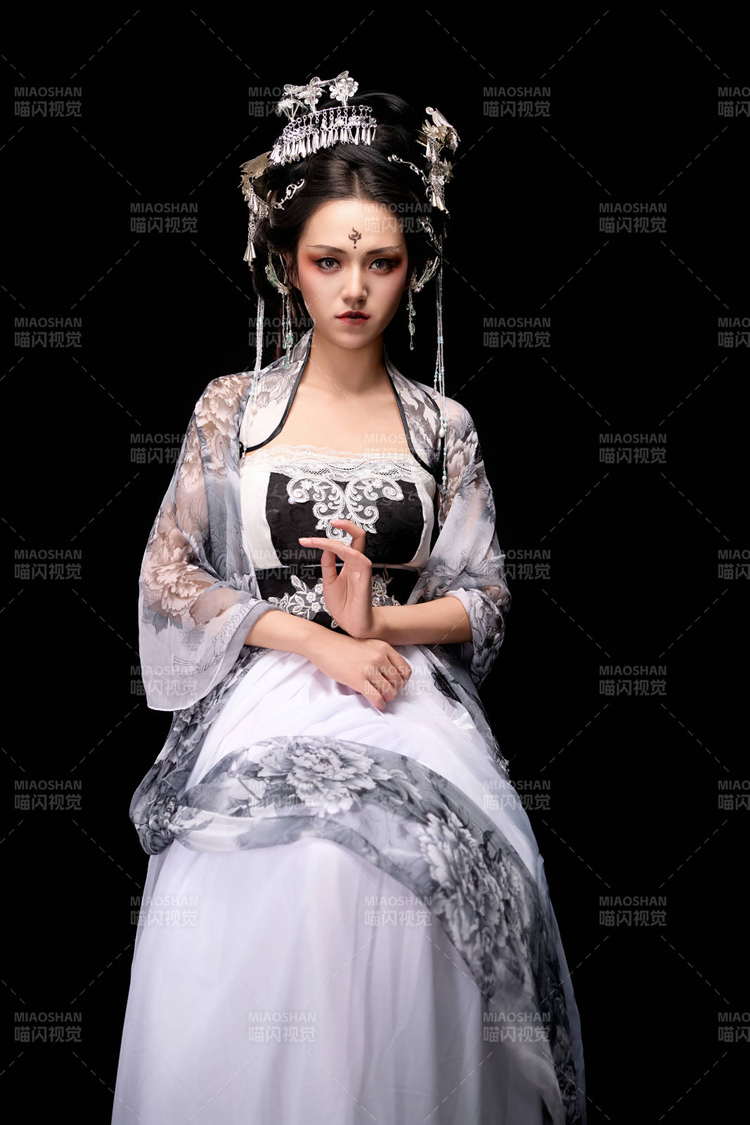 坐在木桌上穿着古装仙侠服饰的东方女性