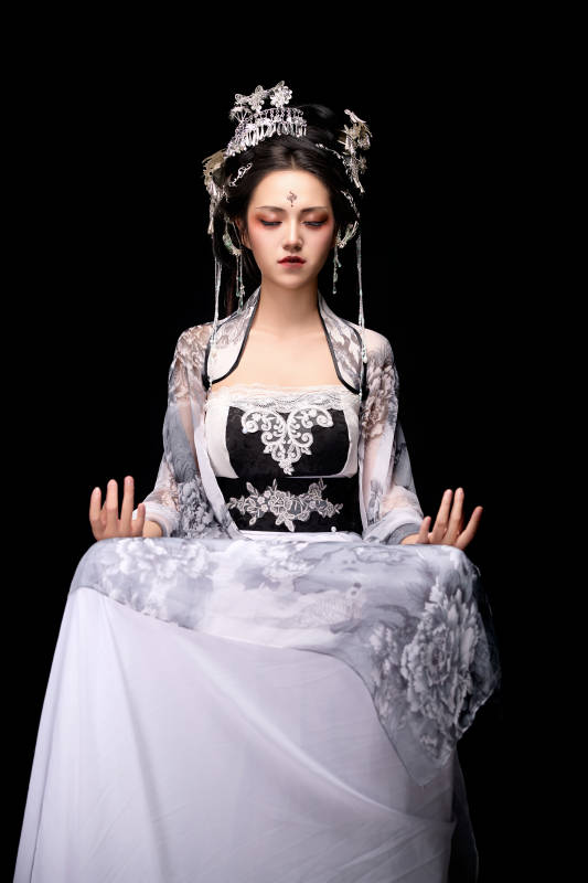 坐在木桌上穿着古装仙侠服饰的东方女性