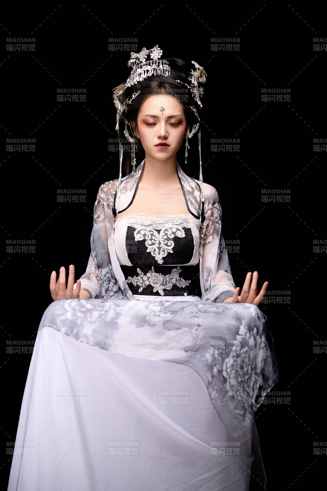 坐在木桌上穿着古装仙侠服饰的东方女性