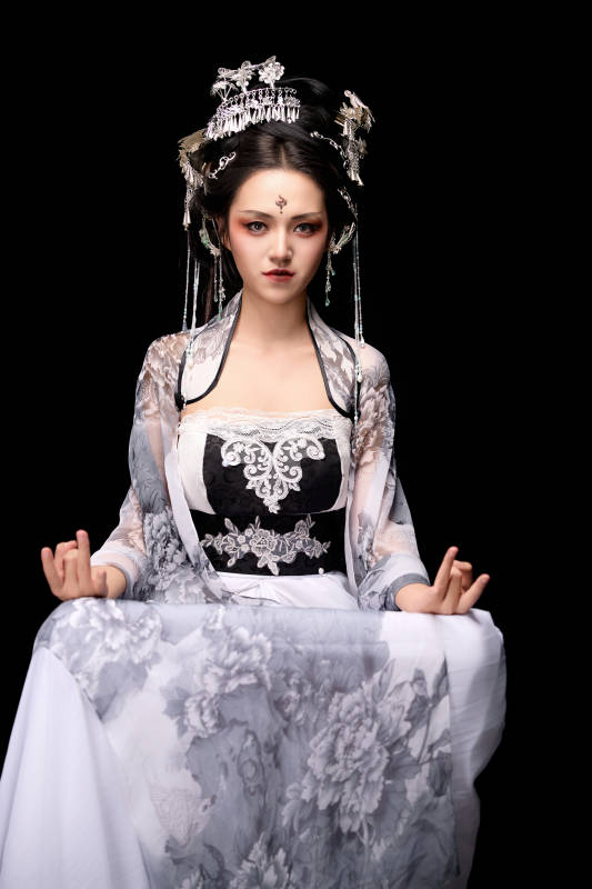 坐在木桌上穿着古装仙侠服饰的东方女性