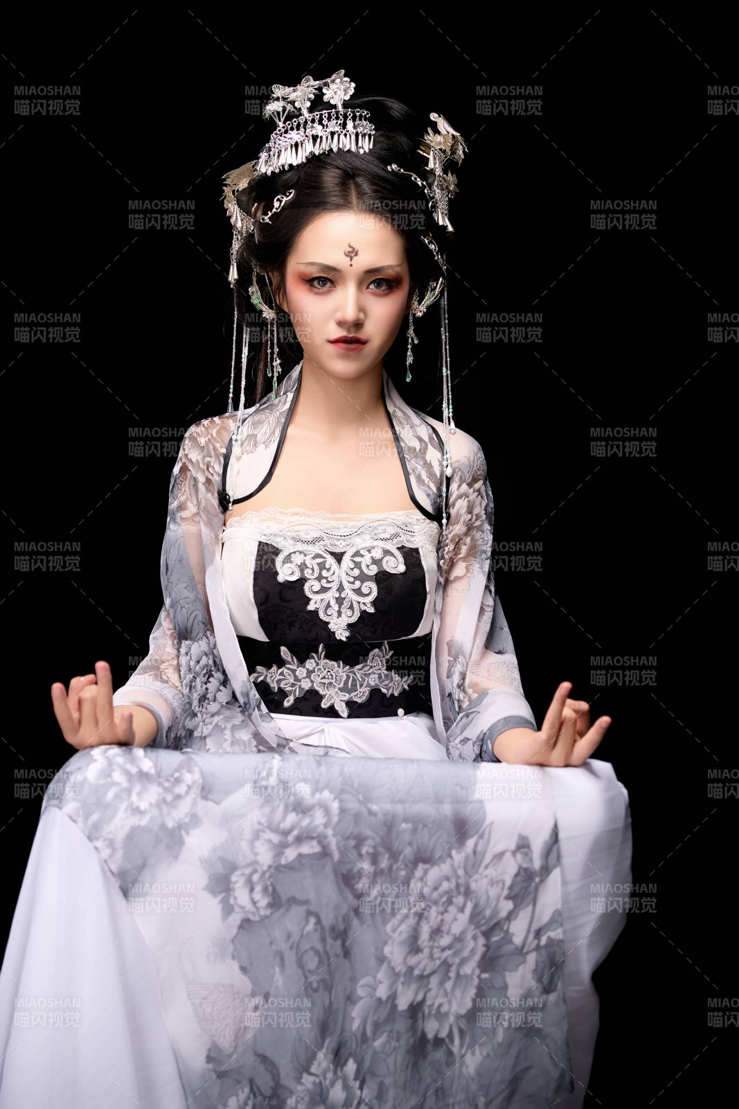 坐在木桌上穿着古装仙侠服饰的东方女性