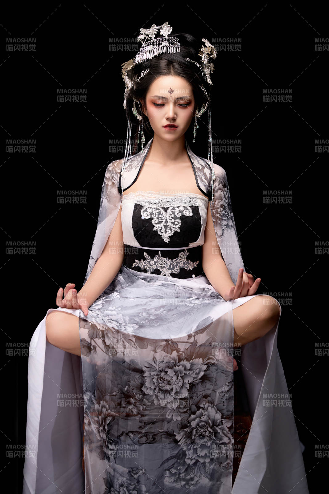 坐在木桌上穿着古装仙侠服饰的东方女性