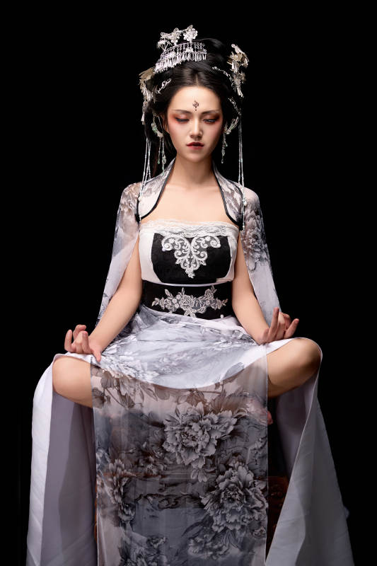 坐在木桌上穿着古装仙侠服饰的东方女性