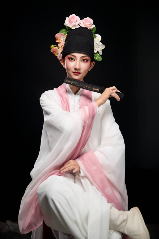 身着粤剧戏曲反串装扮手持折扇的青年女性