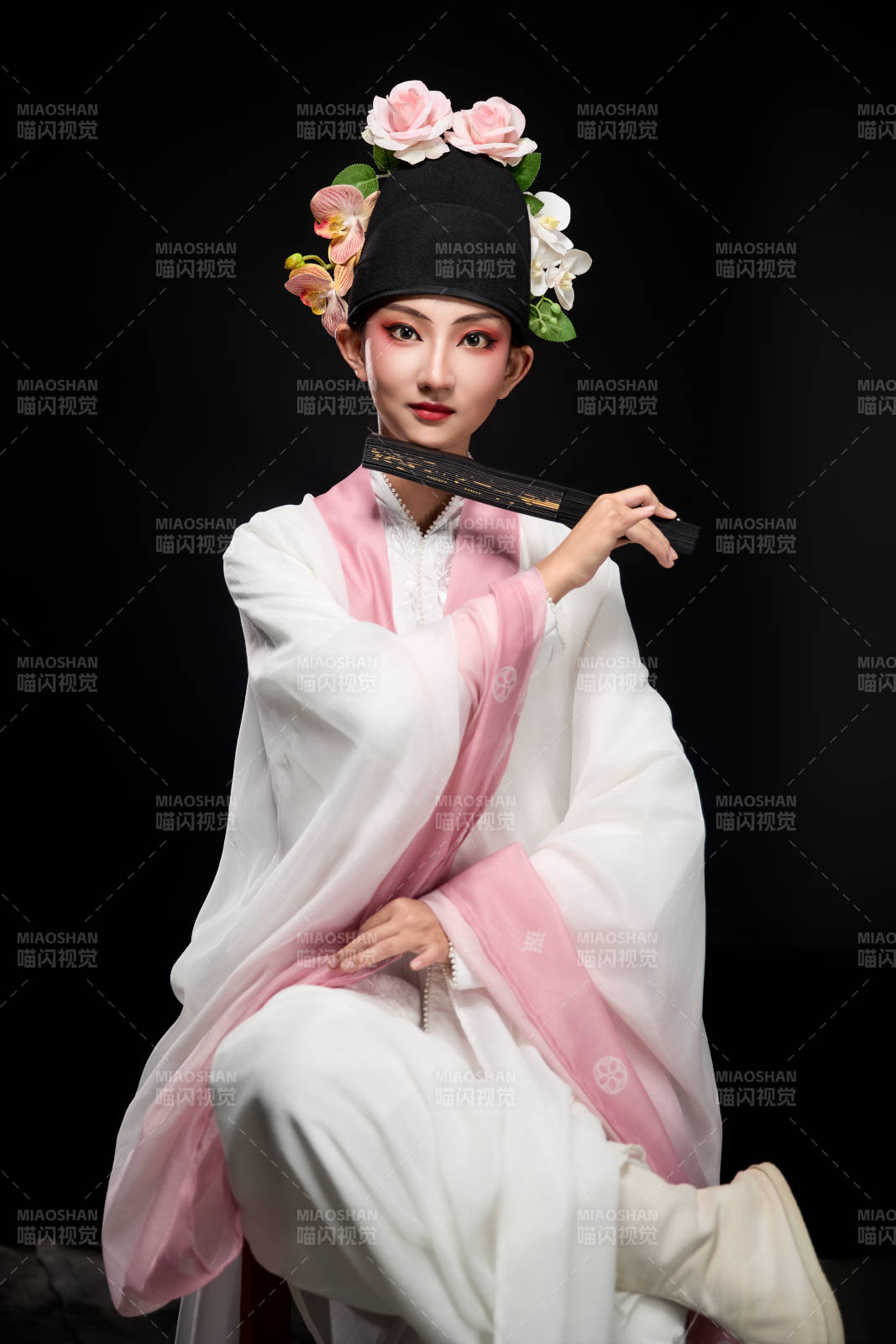 身著粵劇戲曲反串裝扮手持折扇的青年女性