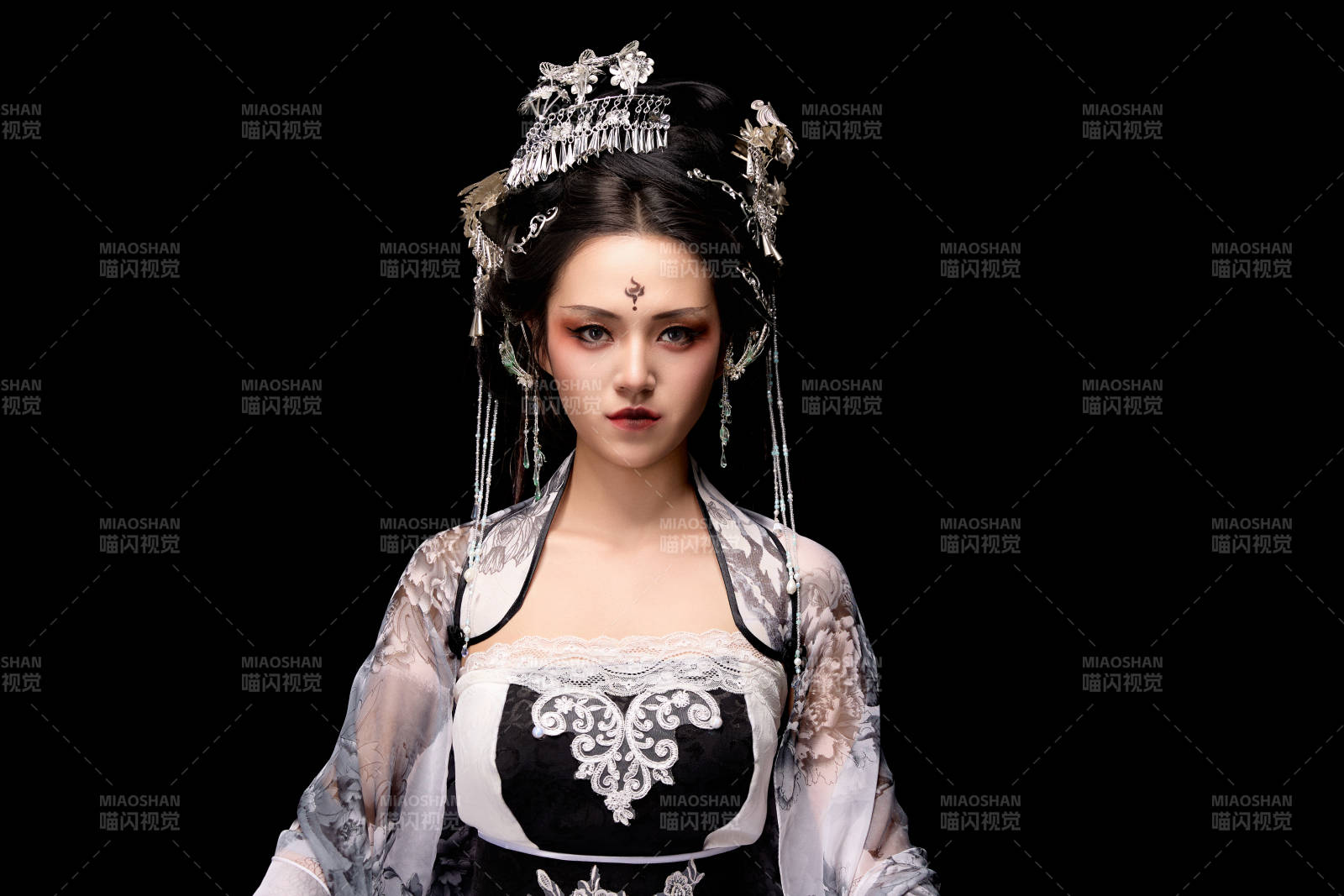 坐在木桌上穿着古装仙侠服饰的东方女性