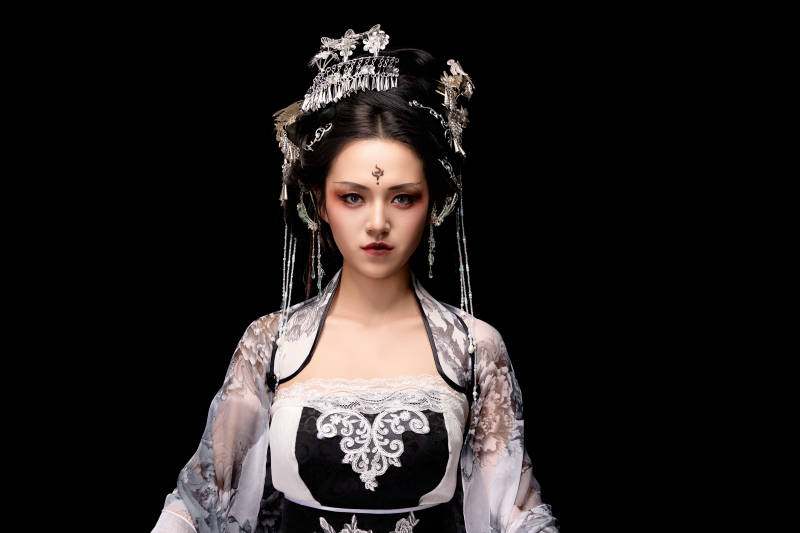 坐在木桌上穿着古装仙侠服饰的东方女性