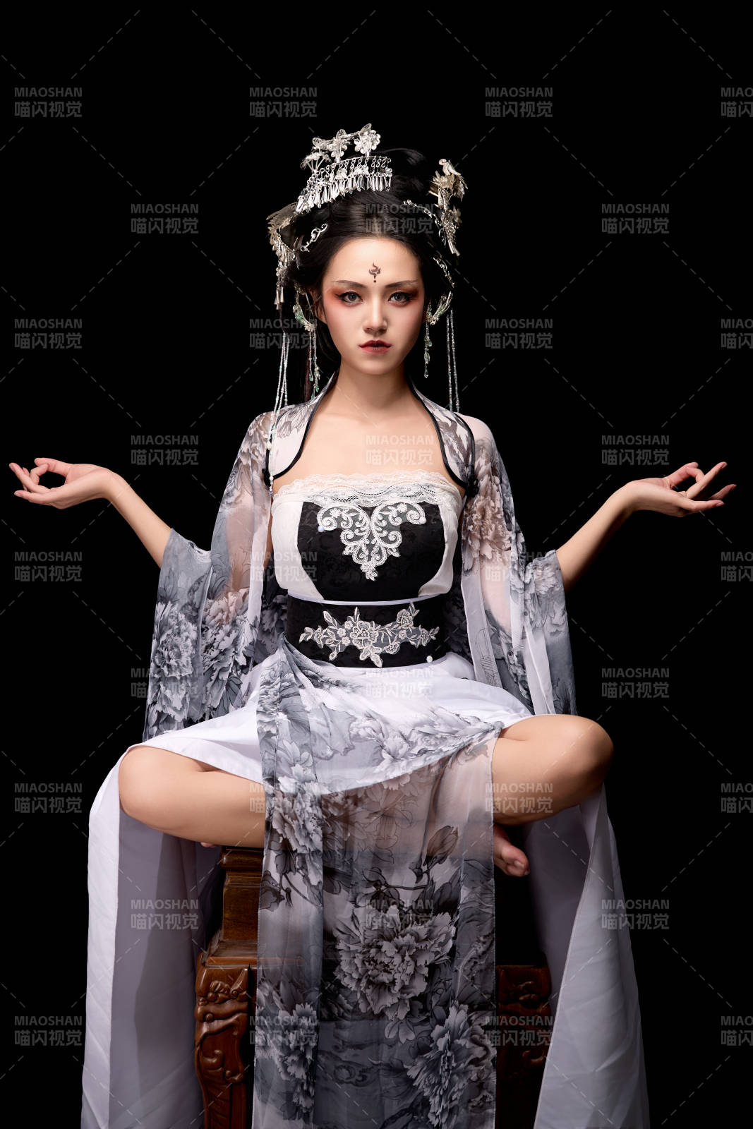 坐在木桌上穿着古装仙侠服饰的东方女性