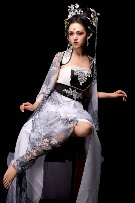 坐在木桌上穿着古装仙侠服饰的东方女性