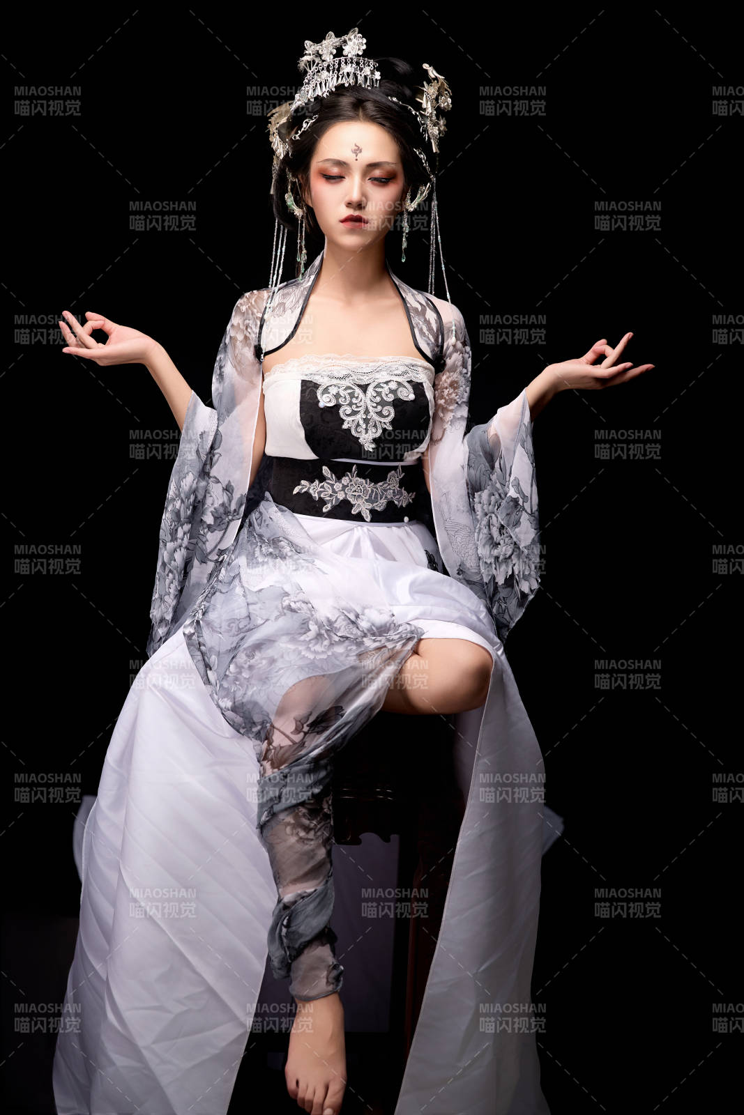 坐在木桌上穿着古装仙侠服饰的东方女性