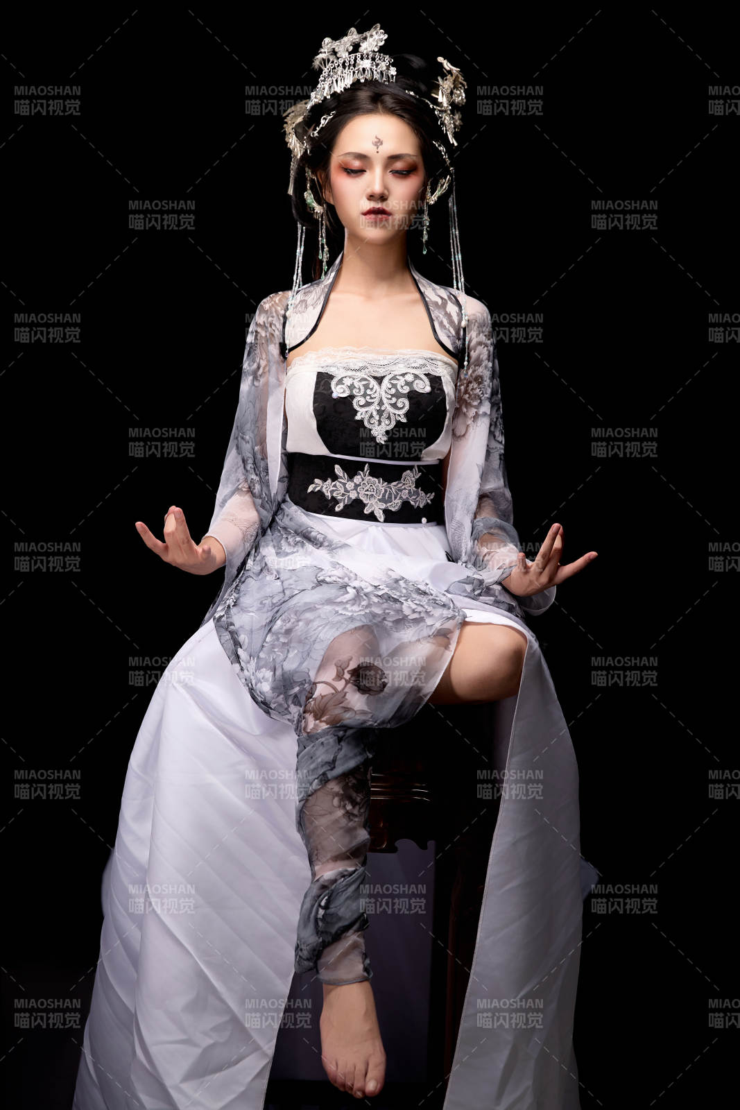 坐在木桌上穿著古裝仙俠服飾的東方女性