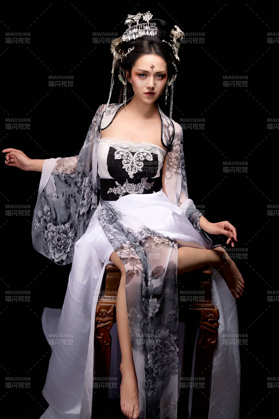 坐在木桌上穿着古装仙侠服饰的东方女性