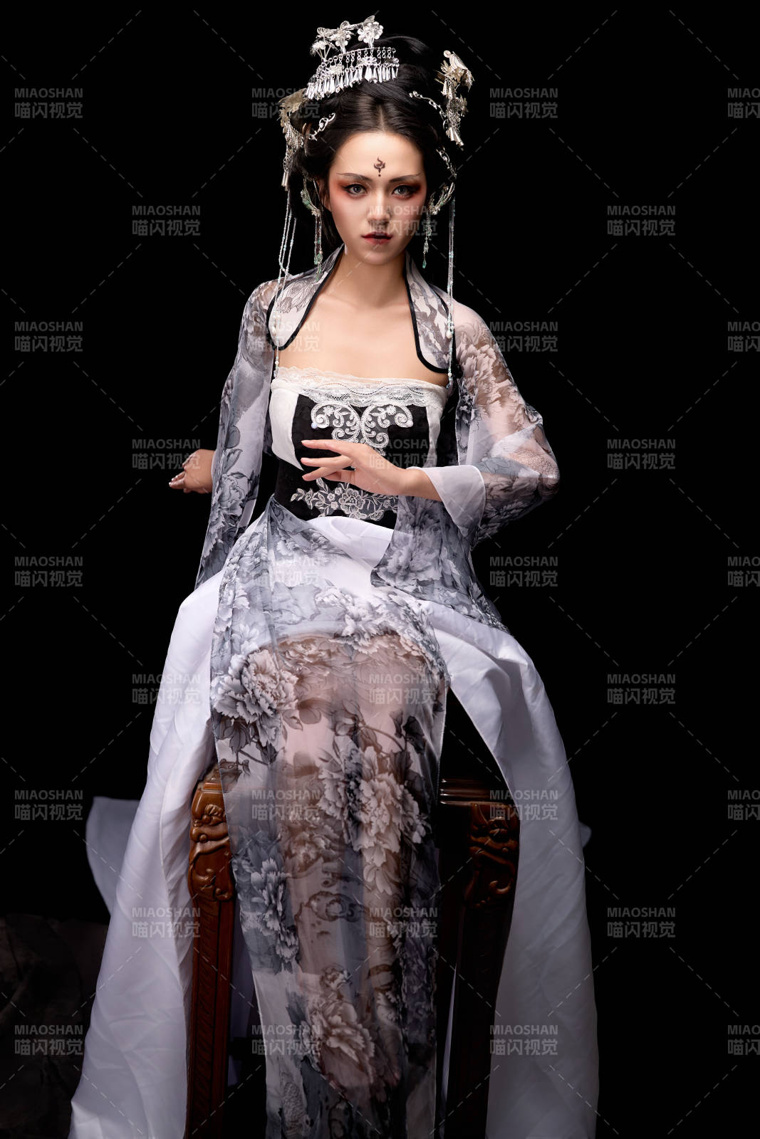 坐在木桌上穿著古裝仙俠服飾的東方女性