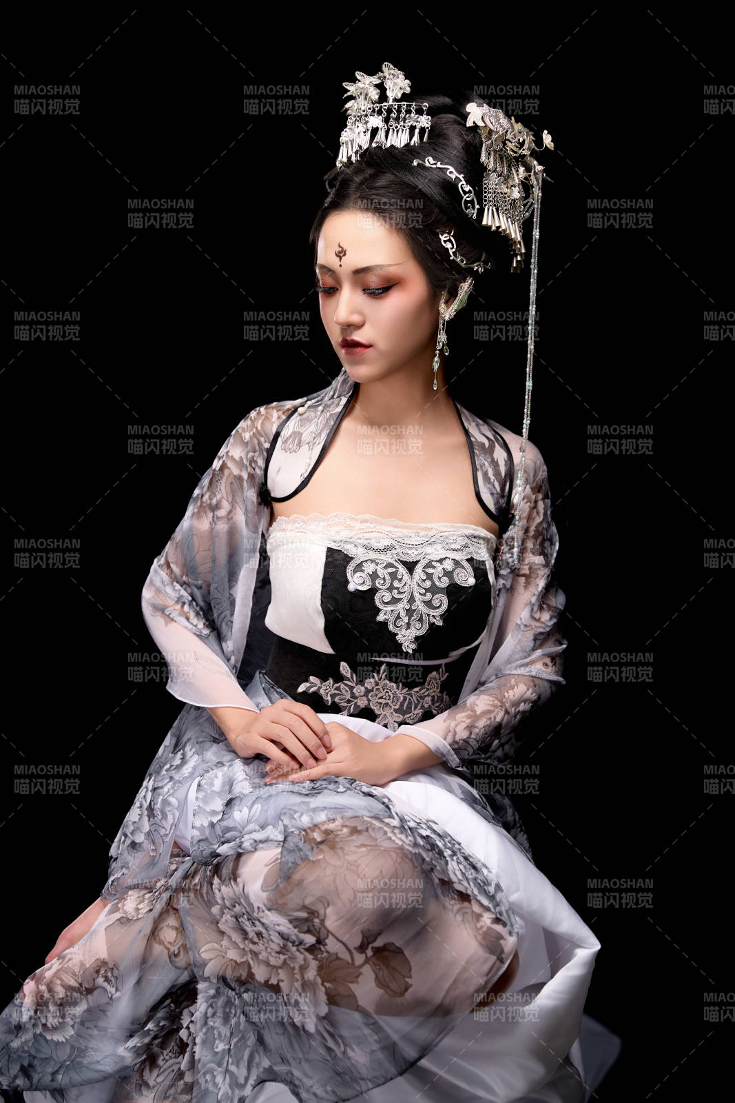 坐在木桌上穿着古装仙侠服饰的东方女性