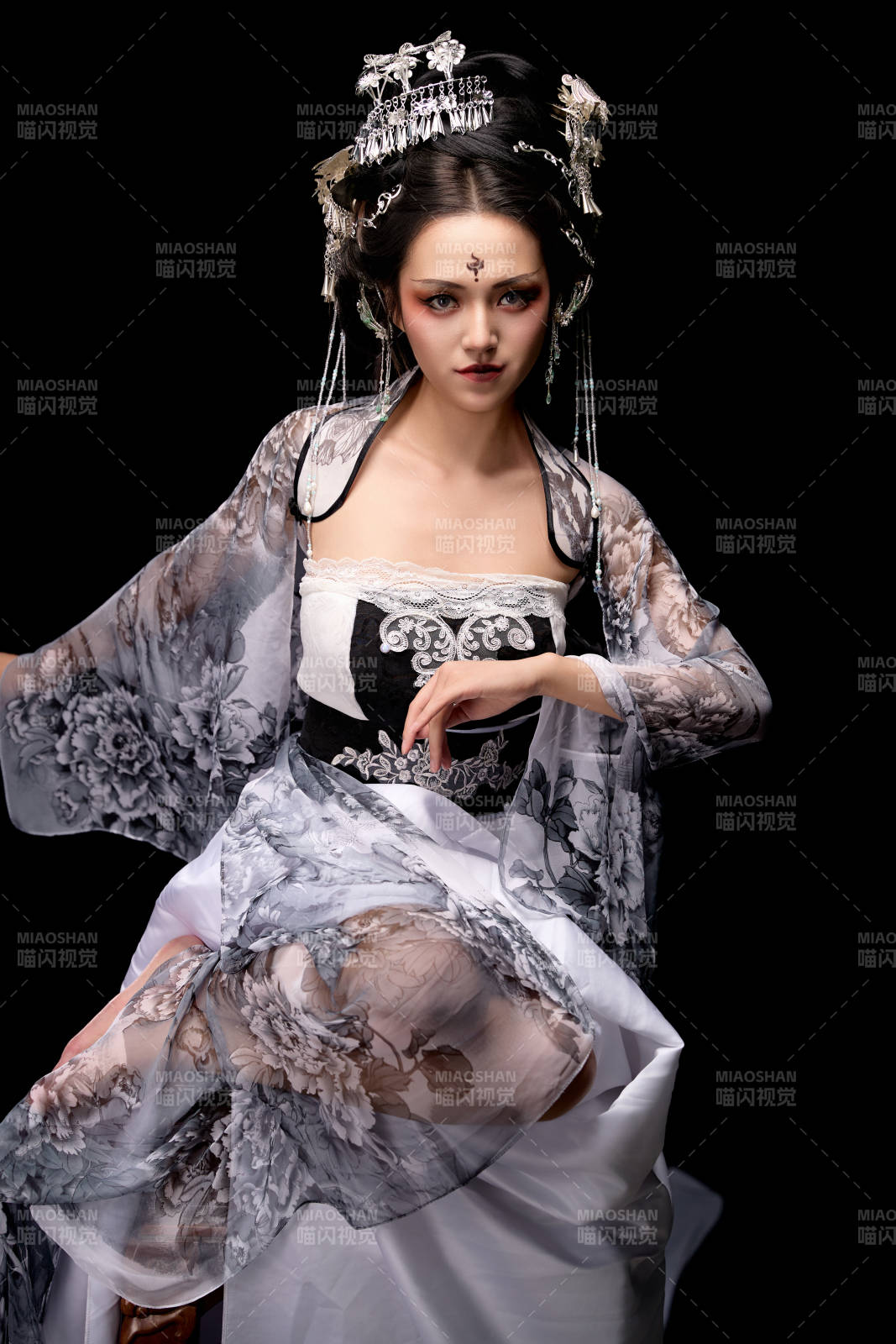 坐在木桌上穿著古裝仙俠服飾的東方女性