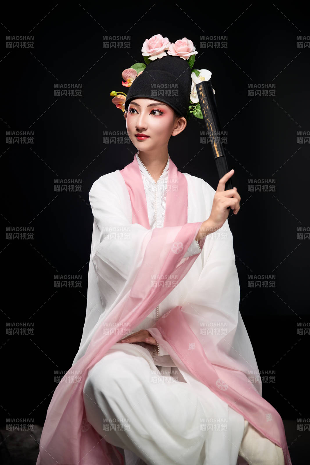 身著粵劇戲曲反串裝扮手持折扇的青年女性