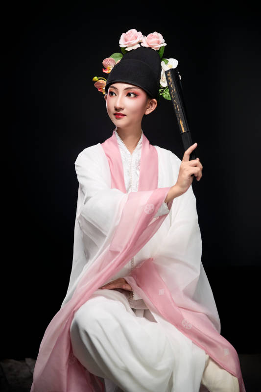 身着粤剧戏曲反串装扮手持折扇的青年女性