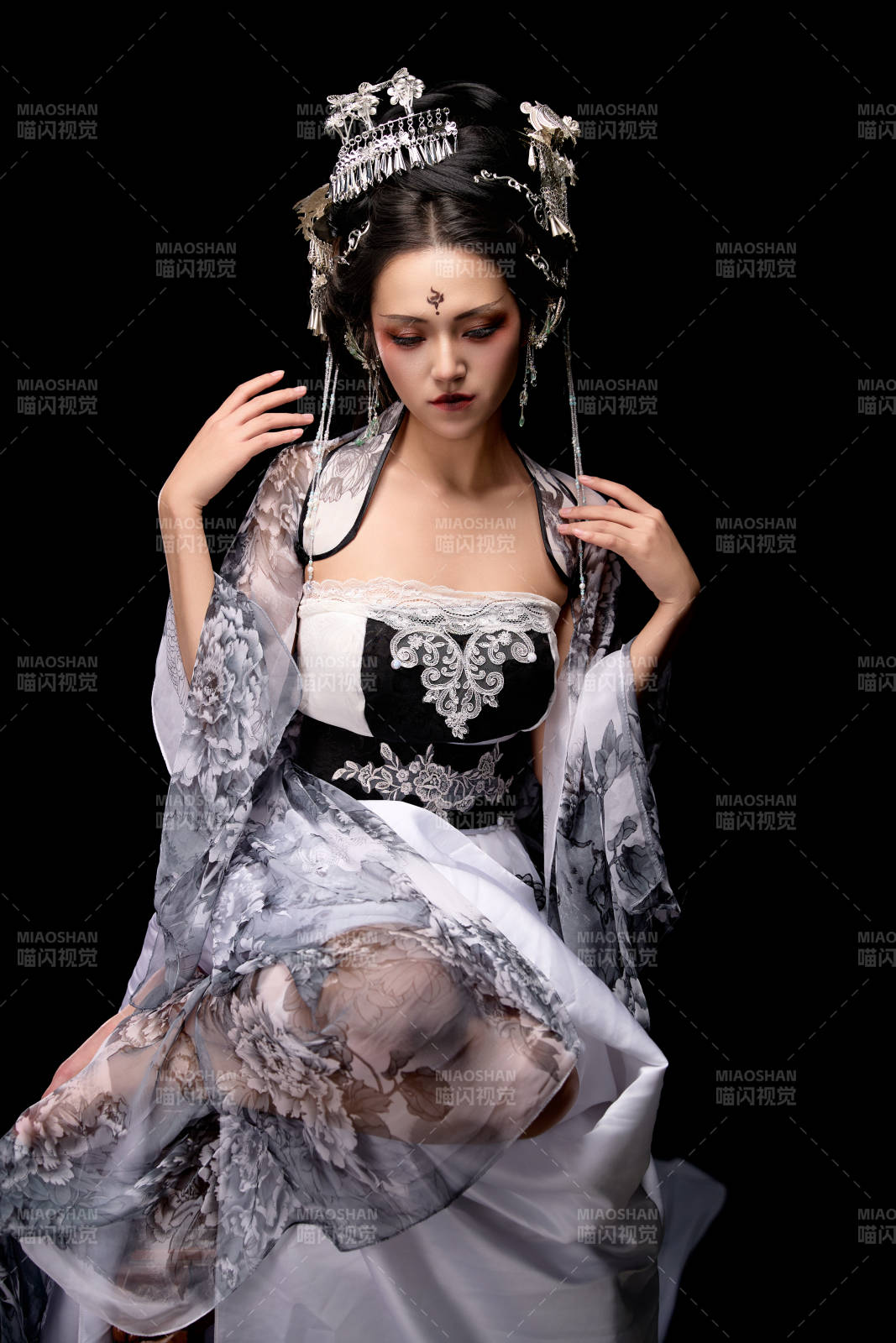 坐在木桌上穿著古裝仙俠服飾的東方女性