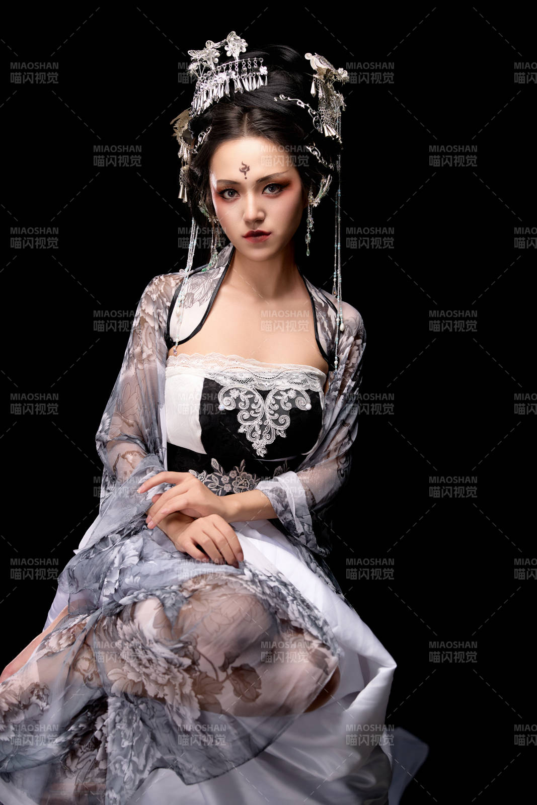 坐在木桌上穿著古裝仙俠服飾的東方女性