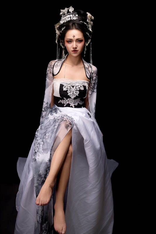 坐在木桌上穿着古装仙侠服饰的东方女性