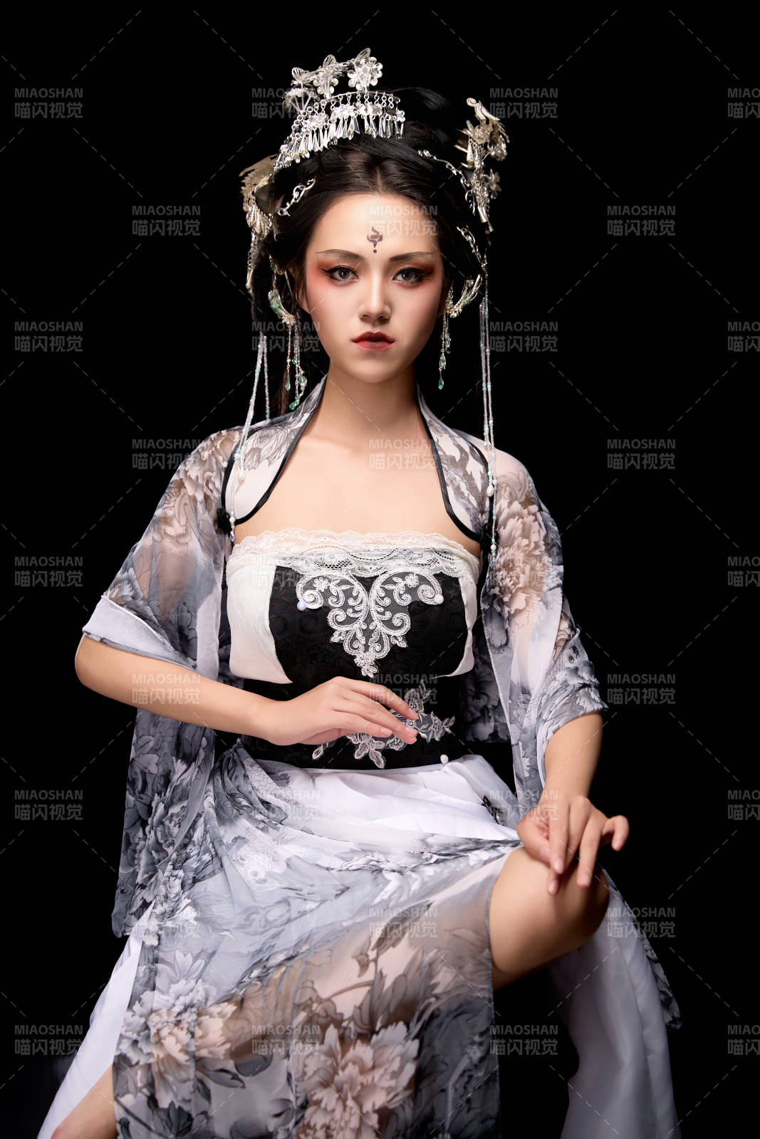 坐在木桌上穿著古裝仙俠服飾的東方女性