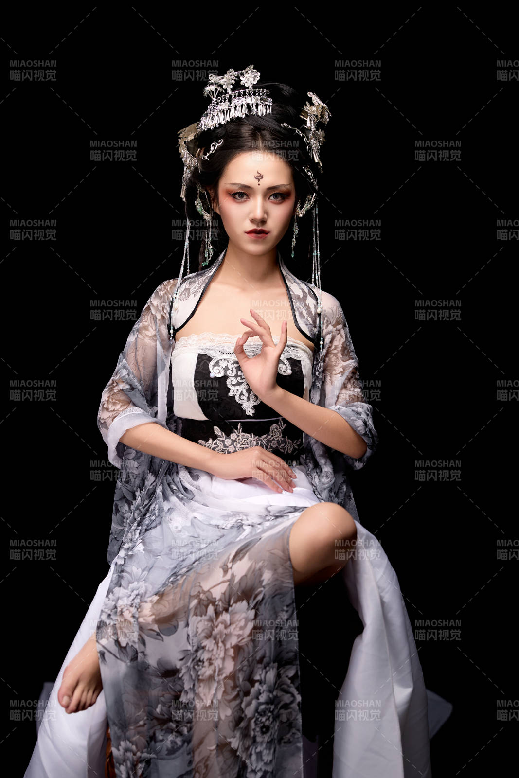 坐在木桌上穿著古裝仙俠服飾的東方女性