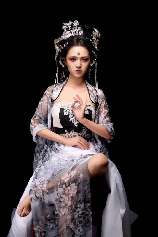 坐在木桌上穿着古装仙侠服饰的东方女性