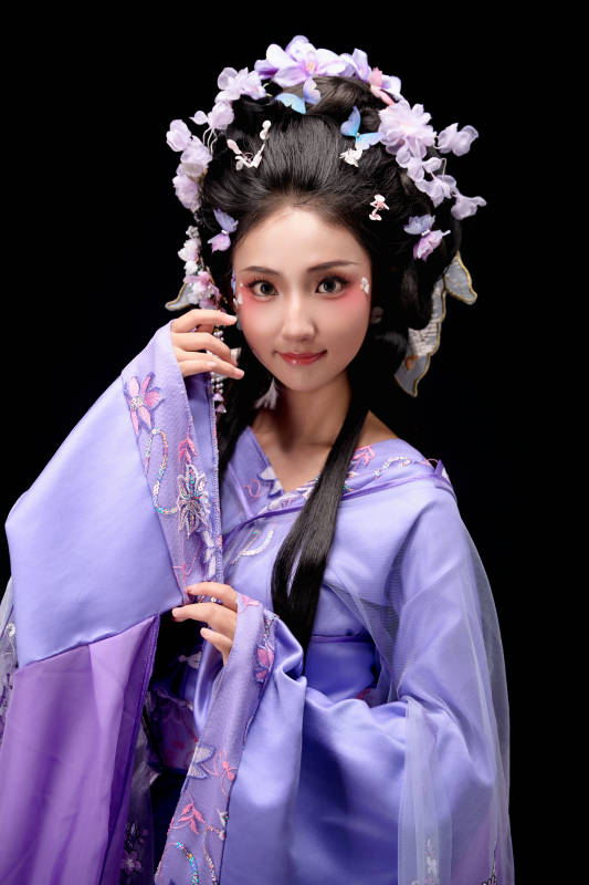 身著中國古典簪花仕女裝扮的東方女性