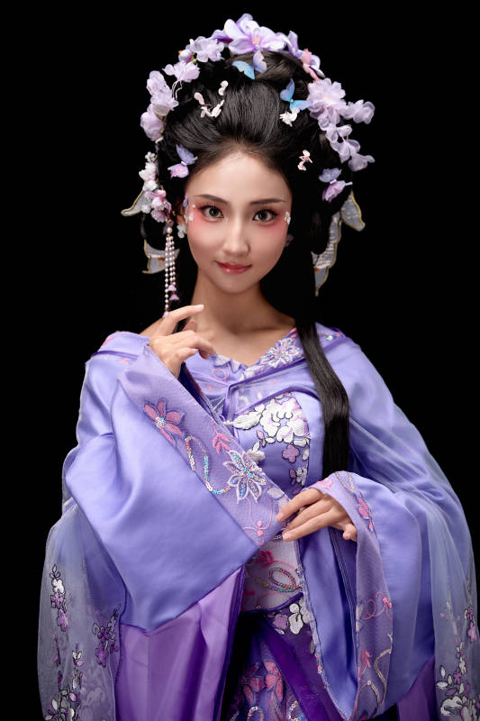 身著中國古典簪花仕女裝扮的東方女性